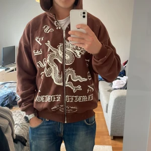 Hoodie med tryck Boohoo - Garderobsrensing! Säljer en hoodie från Boohoo man då den är inte min stil. Använd en gång om jag minns rätt, kan vara 0 gånger. Oversized storlek S, jag (på bilden) är 183cm, 80kg