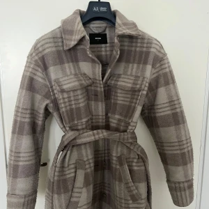 Fin kappa - Jätte fin kappa som är använd ett par gånger. Används ej längre  Färg: brun grå  Storlek: S  PRIS KAN DISKUTERAS! 