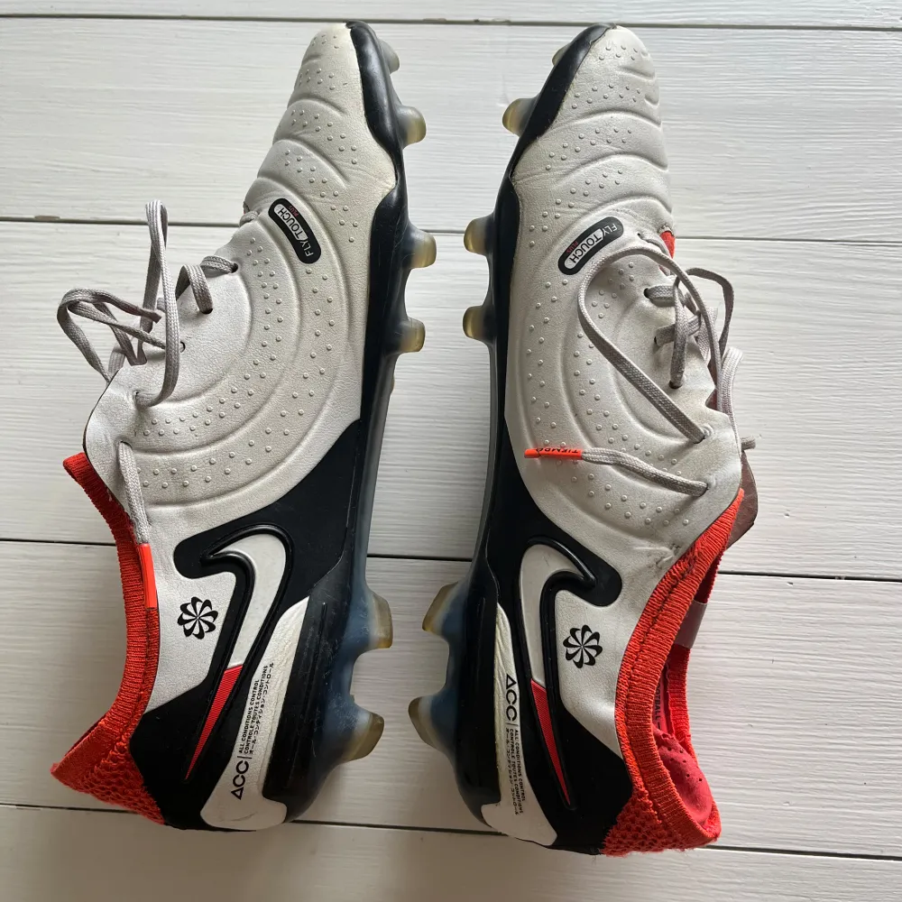 Nike Tiempo Legend 10 Elite fg - white bright crimson black i storlek 44. Väldigt bra skick, en tygbit som lossnat lite i hälen på högerskon (därav priset) men det går att åtgärda då den sitter kvar, och det mjuka i hälen är kvar. Nypris 3000:-. Skor.