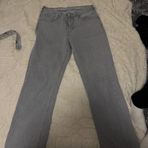 jeans - gråa jeans från bikbok som är low straight waist i storlek 30 i waist och 32 i längden. aldrig använda då de är stora för mig men är jätte fina och har en fin färg. köpta för 600 o säljer för 100kr inkl frakt