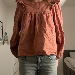 Mango blus - Säljer dena super fina mango blus då den är förliten. Den är i storlek 152 men passar xxs💗✨