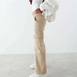 Gina cargobyxor - Cargobyxor från gina, köpt för 500, aldrig haft på mig endast testat drf jag säljer. Prislapp sitter kvar💞pris går o diskutera 