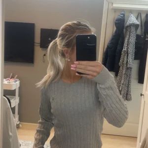 Grå stickad tröja från GANT - Säljer en snygg och stilren grå stickad tröja från GANT. Den är i bomull och har långa ärmar. Perfekt för både höst och vinter, och funkar lika bra till vardags som till lite finare tillfällen. Superbekväm och i bra skick! pris kan diskuteras 🤗