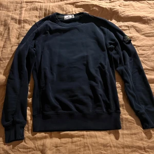Stone island tröja - Har två små hål som man ser på bilden. Sitter väldigt bra 