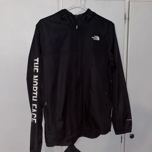 The North Face jacka - Säljer min The North Face jacka pågrund av att jag inte använder den längre, den är i gott skick och inte jätte använd, den passar både storlek M och L och XL då den är unisex. Skick 7/10 Hör av er vid frågor eller funderingar :)