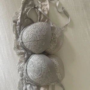 Två pushup spets-behåar från Ella m/Lindex - Säljer två behåar från Ella m i storlek 75A. De har vacker spetsdetaljering och en mjuk, bekväm passform. Väl använda men kommer inte till användning längre. Fint skick! Båda för 60💗