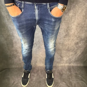 Replay anbass jeans  - // Replay anbass jeans | Storlek W33/L32 (sitter mer som 32/32) | Benlängd: 102cm / Midja: 44cm | Nypris runt 1800kr | Kontakta för fler frågor eller funderingar // Deluxecloset 