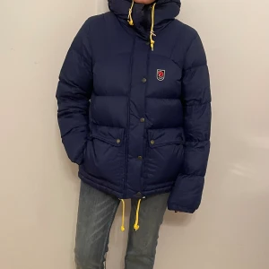 Fjällräven jacka - Jätte snygg fjäll räven jacka!! Nästan ny kondition. Den är super varm och mysig perfekt nu till vintern kvitto finns! 