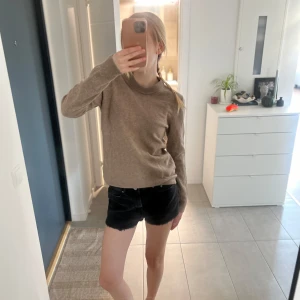 Stickad tröja samsøe samsøe  - Skulle säga att det är en storlek Xs/S. 80% ull och 20% nylon. 