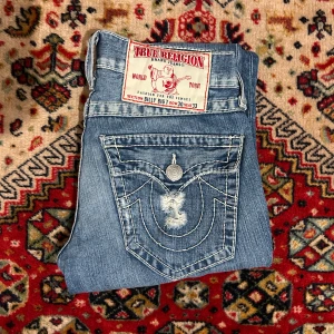 True religion jeans - Feta blåa trueys med hål i benet. Knappt använda alltså bra skick. Skulle lätt behålla dom själv men e inte sånt stort fan av hål i benet❤️ skriv för frågor❤️
