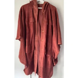 Cape/jacka - En brunrosa cape i super mjukt lamm mocka. Som faller och draperas otroligt fin. Ett  feminint plagg du kan klä upp eller använda till vardags. Storlek M, både small och large kan ha vapen. Ny med prislapp Köpt i USA kostade  $ 1400 i affären 
