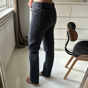 Zara jeans - Jeans från zara strl 38, lågmidjade Säljs då dem är för små, därav svårt att ta bilder. 🖤