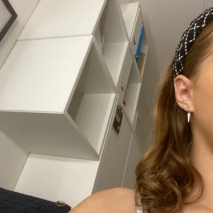 Populärt diadem - Jag säljer ett diadem som är i färgen vit svart, den har väldigt bra skick då jag köpte den för inte så länge sedan. Perfekt till hösten❤️🍁