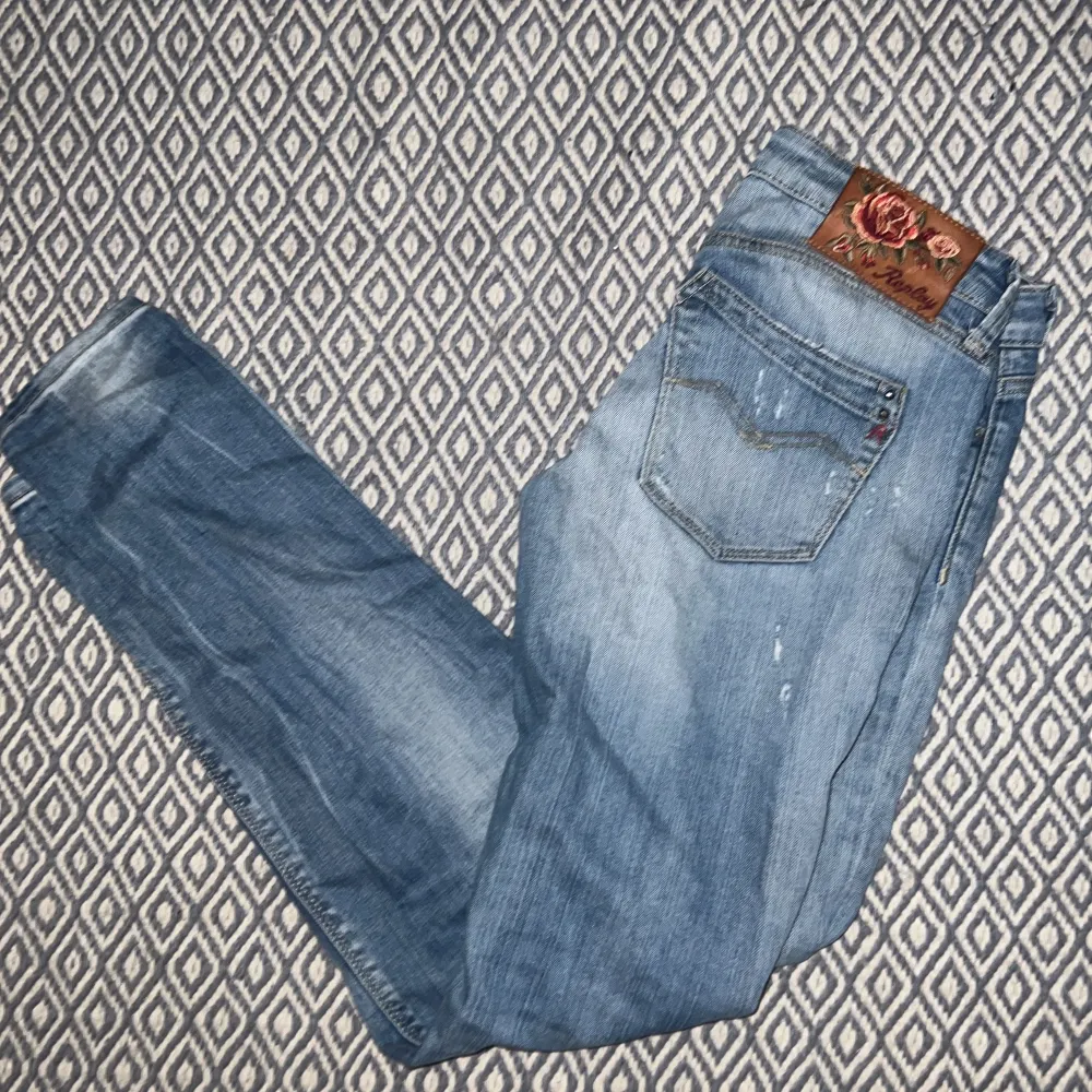 Säljer nu mina feta replay jeans med slitningar, de är i bra skick och passar perfekt nu till vintern, höra av er om ni har några frågor🙌🙌. Jeans & Byxor.