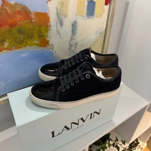 Lanvin - Jag säljer dessa as feta Lanvinsen i storlek 40 som passar 41,5-42. Nypris ligger på 5000kr. Dom är i färgen navy blue och är i ny skick! Han ni några andra frågor eller liknande så svarar jag gärna!🙌