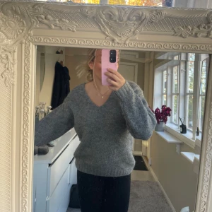 Mysig stickad tröja🩶 - Säljer denna otroliga stickade tröja från Hm. Säljer då den inte kommer till användning längre❣️ säljer för 380kr