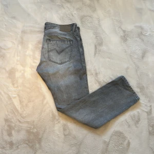 Tom tailor slim jeans (grå) - |Tom tailor slim fit jeans|Väldigt sällan använda 9/10 skick inga defekter|Snygga slitningar lite här o var|Hör av dig vid funderingar|Pris kan diskuteras vid snabb affär| Mvh Malte💙