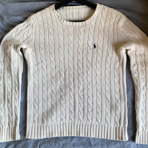 Stickad Ralph Lauren tröja  - Säljer min Ralph Lauren tröja för att den är för liten för mig. 💸Klippte bort nack märket eftersom jag tyckte att det klia. Där av priset!🤦storleken är 10-12 och passar runt 160 cm. Skriv för fler bilder eller för frågor! 🔥