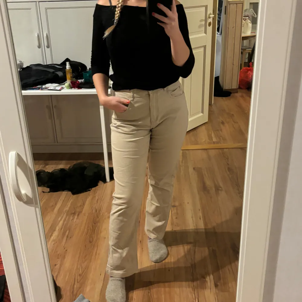 Säljer ett par snygga beige byxor i normal passform. De har en klassisk stil som passar perfekt till både vardag och fest. Byxorna är i bra skick och har en rak siluett som ger en stilren look. Perfekta för höst och vår!. Jeans & Byxor.