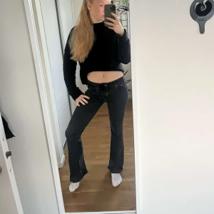 svarta bootcut lois jeans - Jötte snygg lois jeans i nyskick! 😍 strl 29/32 ❣️