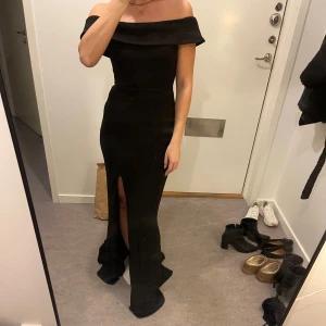 Balklänning - Använd 1 gång. Lång, har ett släp och insydd bh/kupor. Skriv vid funderingar 