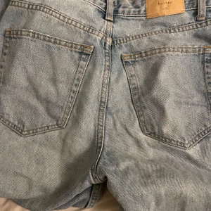 Blåa jeans från Bershka - Blå jeans från bershka som är normala till storlek och är sparsamt använda 
