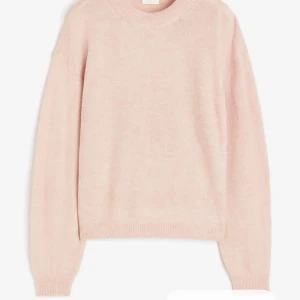 Slutsåld hm tröja - Säljer en stickad hm tröja som är slutsåld. Den är superskön nu till hösten och har användts några få gånger/ kommer ej till användning. Flera bilder kan skickas och priset kan diskuteras. 