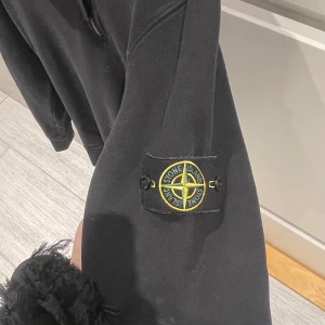 Stone Island tröja - Säljer denna mycket populära Stone Island tröja i mycket bra skick! Nypris 3400kr, säljer för 1500kr