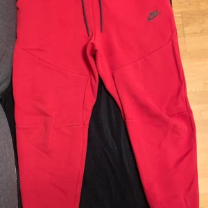 Nike Tech Fleece strl. L - Byxorna är mycket fint skick ! Sparsamt använda !