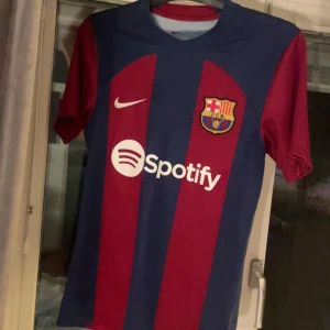 Äkta Barcelona tröja 2023/24 stl XS - Denna fina barca tröja som e typ helt ny haft den halva sommarn men är typ ny dock har storleks tagen gått bort 
