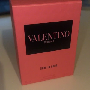 Valentino born in roma - Jag vill sälja den för den ger mig mycket huvudvärk när jag väl använder den och nu kommer den knappast till användning längre så vill sälja den