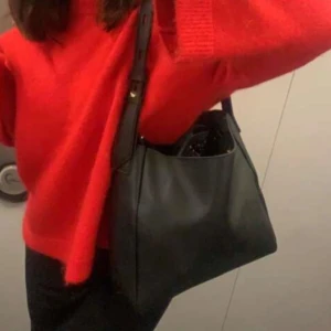 Skolväska - Stor rymlig väska, får plats med dator, mm. Knappt använd, i nyskick. Tryck gärna på ”köp nu”.