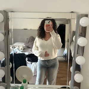 Lägger upp dessa igen då det vart många oseriösa som hört av sig, jeans från pretty little thing i bootcut  - Jeansen är i storlek Xs/S och är i mycket bra skick. Dem är bootcut sitter perfekt på längden och jag är 156 som referens. Dem är i helt nytt skick då jag aldrig använt de. Dem är i en light blue washed nyans. Säljer för 350 plus frakt. 