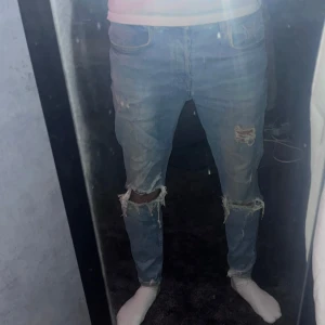 Jeans med slitningar  - Ett par Zara jeans bra pass form ’slim fit’ Jag är 183 det är perfekt kanske lite kort 
