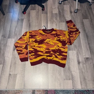 Camo Knitwear 🧶  - Säljer en helt ny med tag 🏷️ fortfarande på Knitwear from boohooman. Riktigt snygg färg men tyvärr passar mig ej. Storlek L. Pm vid intresse eller frågor.