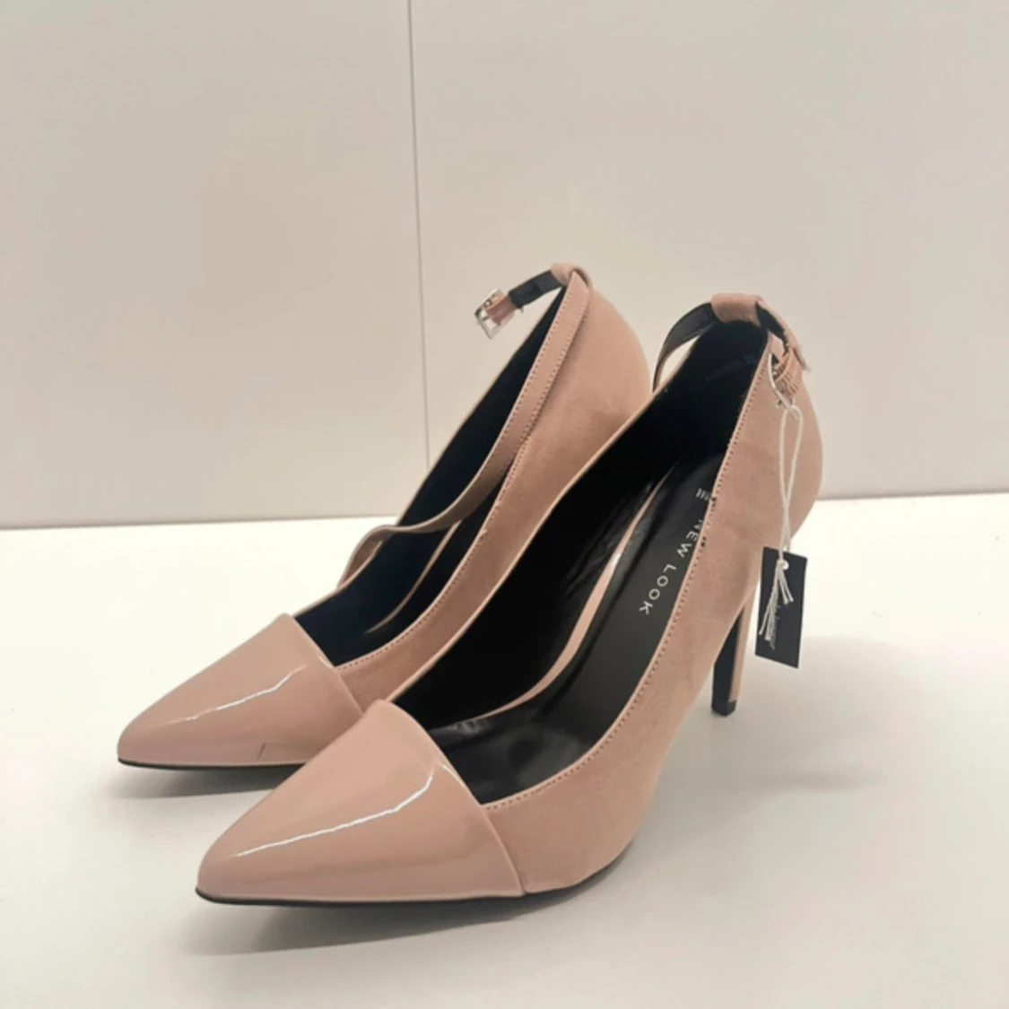 Pumps spetsiga klackskor