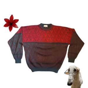 Stickad Vintage Italiensk Tröja 🍁 - Väldigt cool och mysig italiensk knit-tröja, i perfekt skick! Passar snyggt och väldigt bra kvalite på tyget ☀️ Hojta för frågor såklart, och skicka gärna bud 🤝 (obs: hunden ingår tyvärr ej)