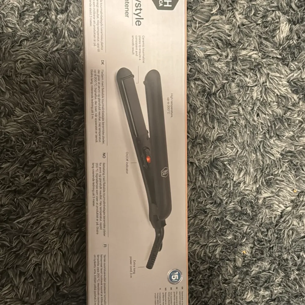 Easystyle Straightener från OBH Nordica är en smidig lock- och plattång i ett. Njut av perfekt stylat hår platt, vågigt eller lockigt! De turmalinbelagda plattorna gör det lätt att få till önskad frisyr. De rundade kanterna kan både släta ut och lock. Övrigt.