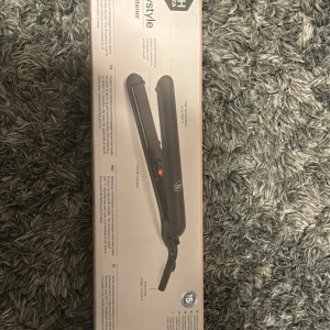 plattång obh nordica easystyle straightener - Easystyle Straightener från OBH Nordica är en smidig lock- och plattång i ett. Njut av perfekt stylat hår platt, vågigt eller lockigt! De turmalinbelagda plattorna gör det lätt att få till önskad frisyr. De rundade kanterna kan både släta ut och lock