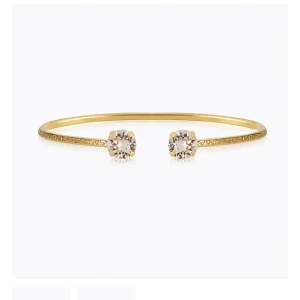 Caroline Svedbom armband - Säljer nu mitt jättefina Caroline svedbomarmband då jag redan har ett lika dant. Armbandet ligger i orginalförpackningen och har inte öppnats eller används. Nytt kostar 595 kr och säljer mitt för 400 (det är i färgen crystal)