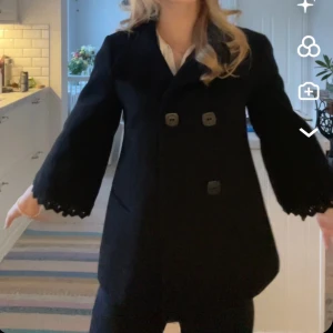 Trekvartsärmad kappa - Sjukt snygg svart trekvartsärmad kappa, syl XS-S!💞