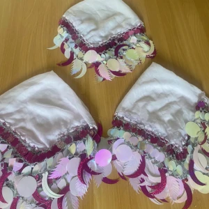 Kavik  - Kavik som man dansar med jag har tre st likadana. Färgen på mörk rosa pärlor har gått bort lite. När jag tvätta de.