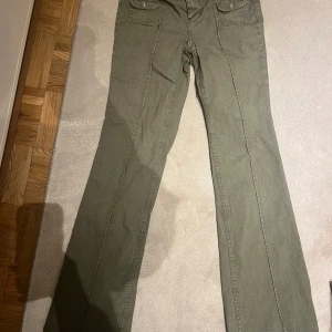 Cargo jeans  - Säljer dessa berömda hm cargo jeans!! Såklart lowwaist och boocut