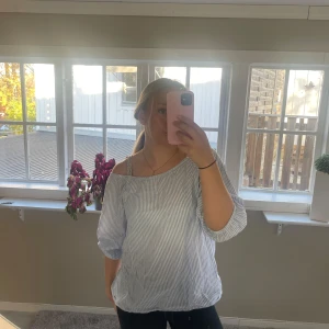 Randig blus  - Säljer denna fina tröjan från hollister, köpt på Plick för 350, säljer den för 280🫶🏼