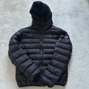 Colmar Jacka - Säljer denna stilrena Colmar Jacka som passar perfekt nu till Hösten/Vintern | Storlek 46, passar S  | Skick 8/10 🙌| Nypris ligger på 5-6000! Hör av dig för fler bilder eller om du har någon fundering