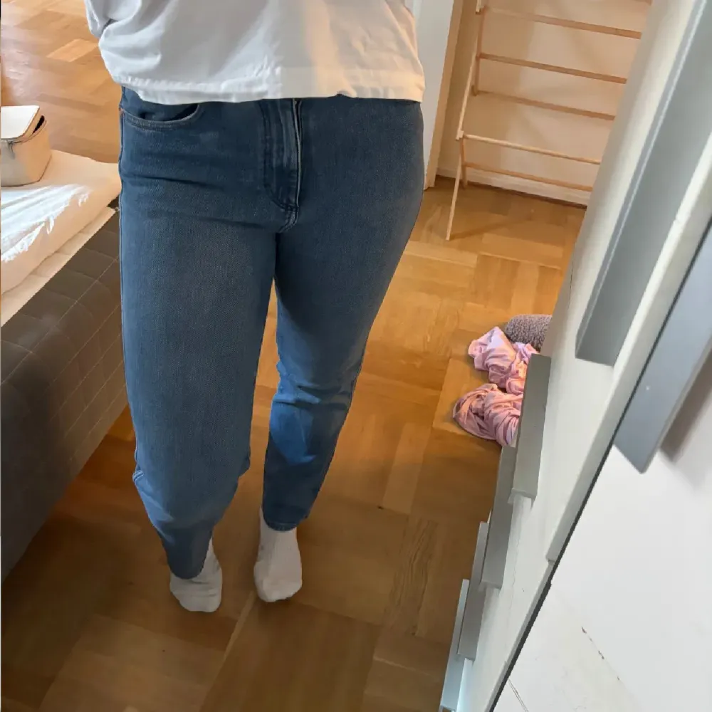 Väldigt fina blåa jeans från Wrangler! Storlek 26/34 (storlek xs/s) väldigt fina och lappen är kvar då jag endast provat dem! Inte alltför högmidjade eller lågmidjade, skulle säga mitt emellan.. Jeans & Byxor.