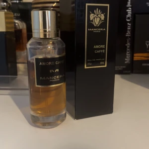 Amore Cafe  - Riktigt fin doft förvarat i en mörk och sval garderob, INTRESSERAD AV BYTEN!! KÖP INTE PARFYMEN  ca 50/60 ml kvar 