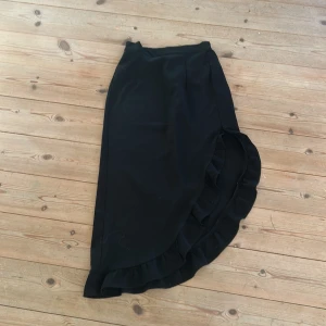 Svart kjol med volang från ONLY - Snygg svart kjol från ONLY i storlek S.