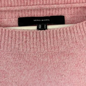 Rosa stickad tröja  - Från vero Moda i strl Xs, använd ett fåtal gånger, lite nopprig på ena sidan (se bild 3)  Pris kan diskuteras 