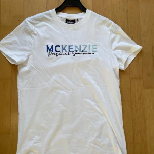 Mckenzie T-Shirt (S) - Helt ny Mckenzie T-shirt från JD sports, aldrig använts  T shirten är lite stor i storleken  Skriv privat om det finns något du undrar över 👍